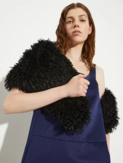 Frisé plush stole - black